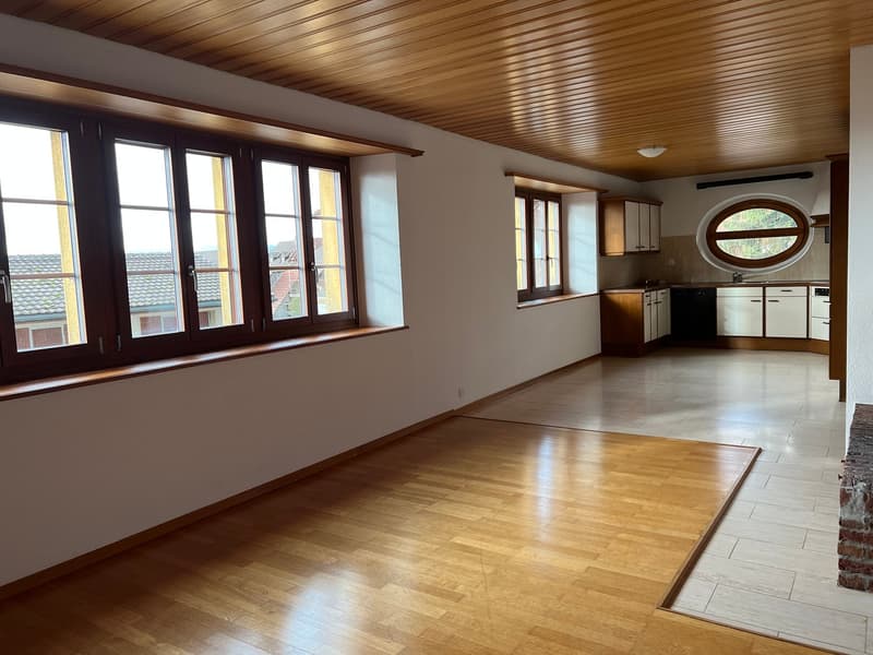 Grosszügigew 2.5 Zimmer Wohnung in gepflegt renoviertem Bauernhaus (2)