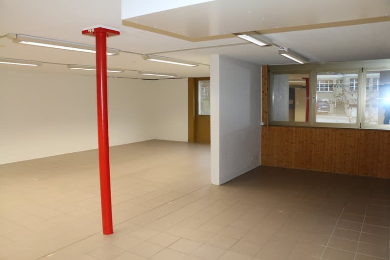 5531 - Erdgeschoss Hauptgebäude / Tür und Tor Richtung Parkplatz
