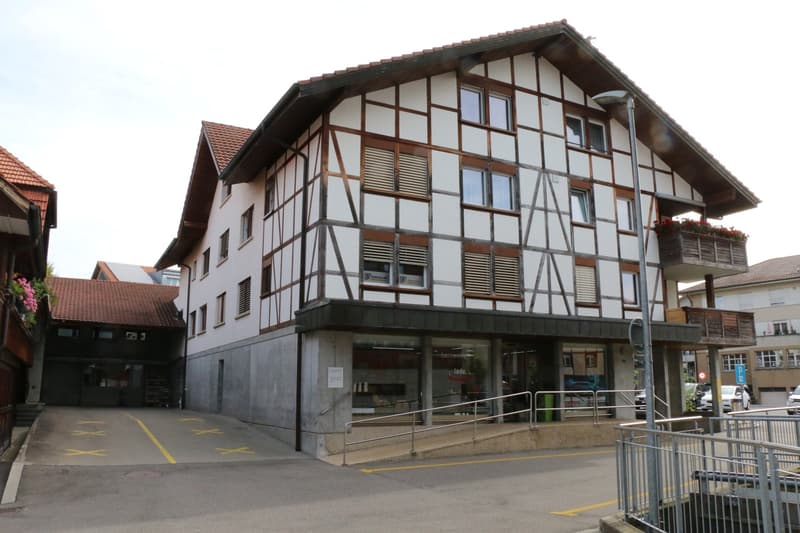 Haupteingang und Warenanlieferung