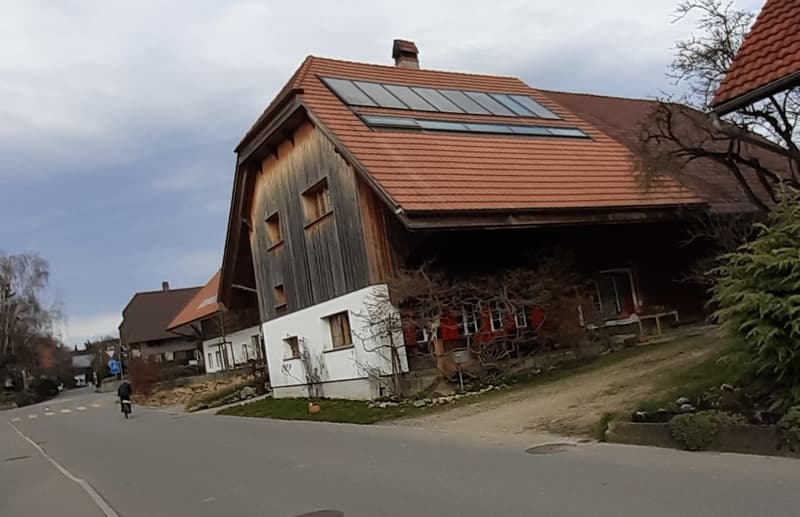 Stilvoll + ökologisch renoviertes Bauernhaus in Kerzers mit Baulandreserve / Pferdehaltung (1)