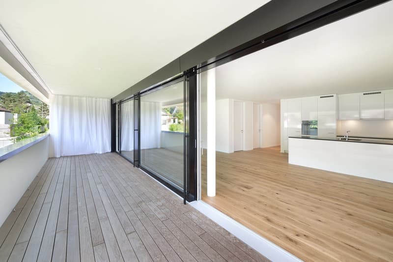 Balkon mit 22.40 m2 grosse Fläche, Holzrost - Thermoesche