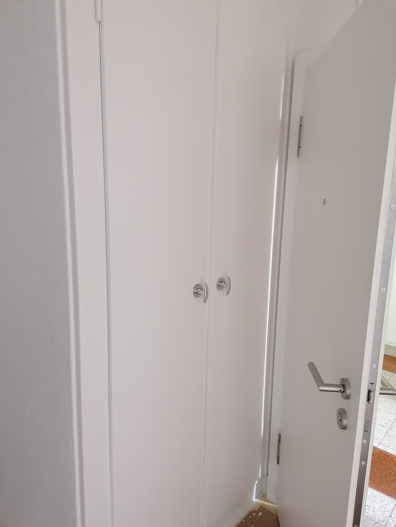 Einbauschrank im Korridor Schrank befindet sich rechts von Haustüre, spiegelverkehrt)