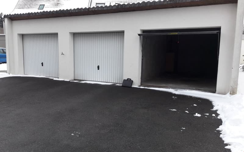 Garage mit Vorplatz