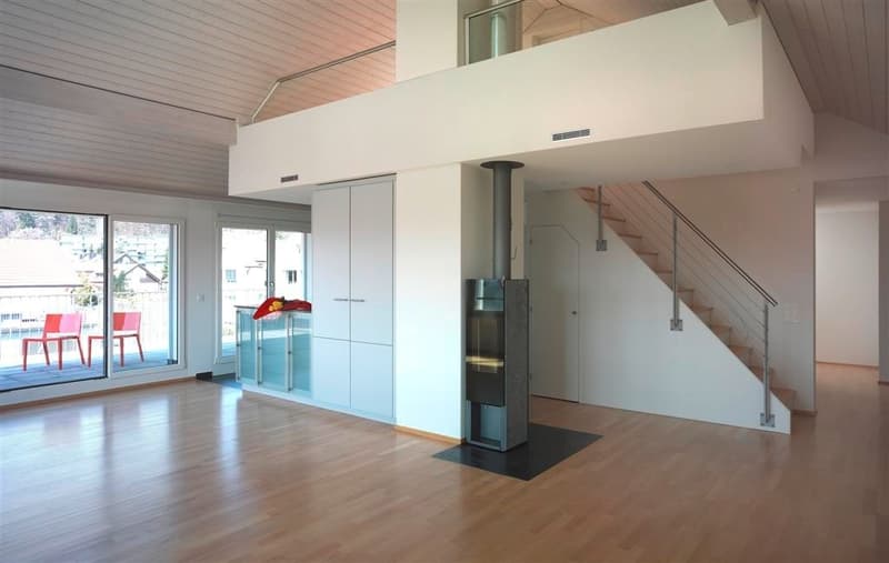 Wohnzimmer mit Galerie: Blick aus dem Wohnzimmer, offene Küche, Schwedenofen, Aufgang zur Galerie und zum Dachstockzimmer, Sonnenterrasse