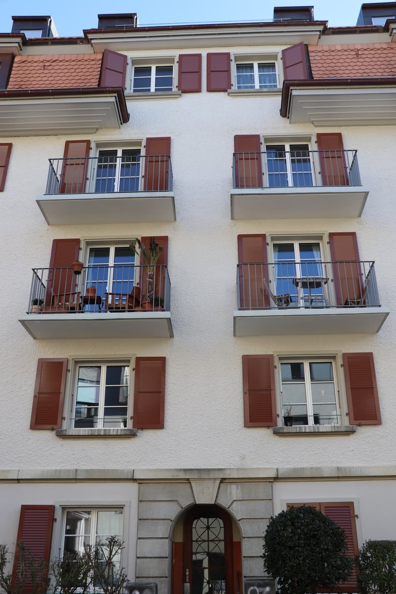Ruhige 4-Zi-Altbauwohnung im Parterre mit gr. Balkon (7.5m2!) - Nähe Inselspital (2)