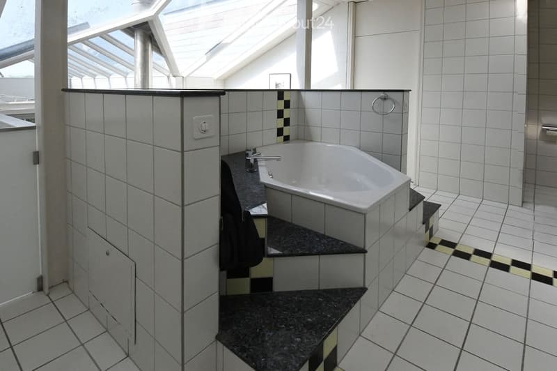 Bathroom with glass roof, bathtub on stairs, tiled walls, white tiles, black and white tiles on steps