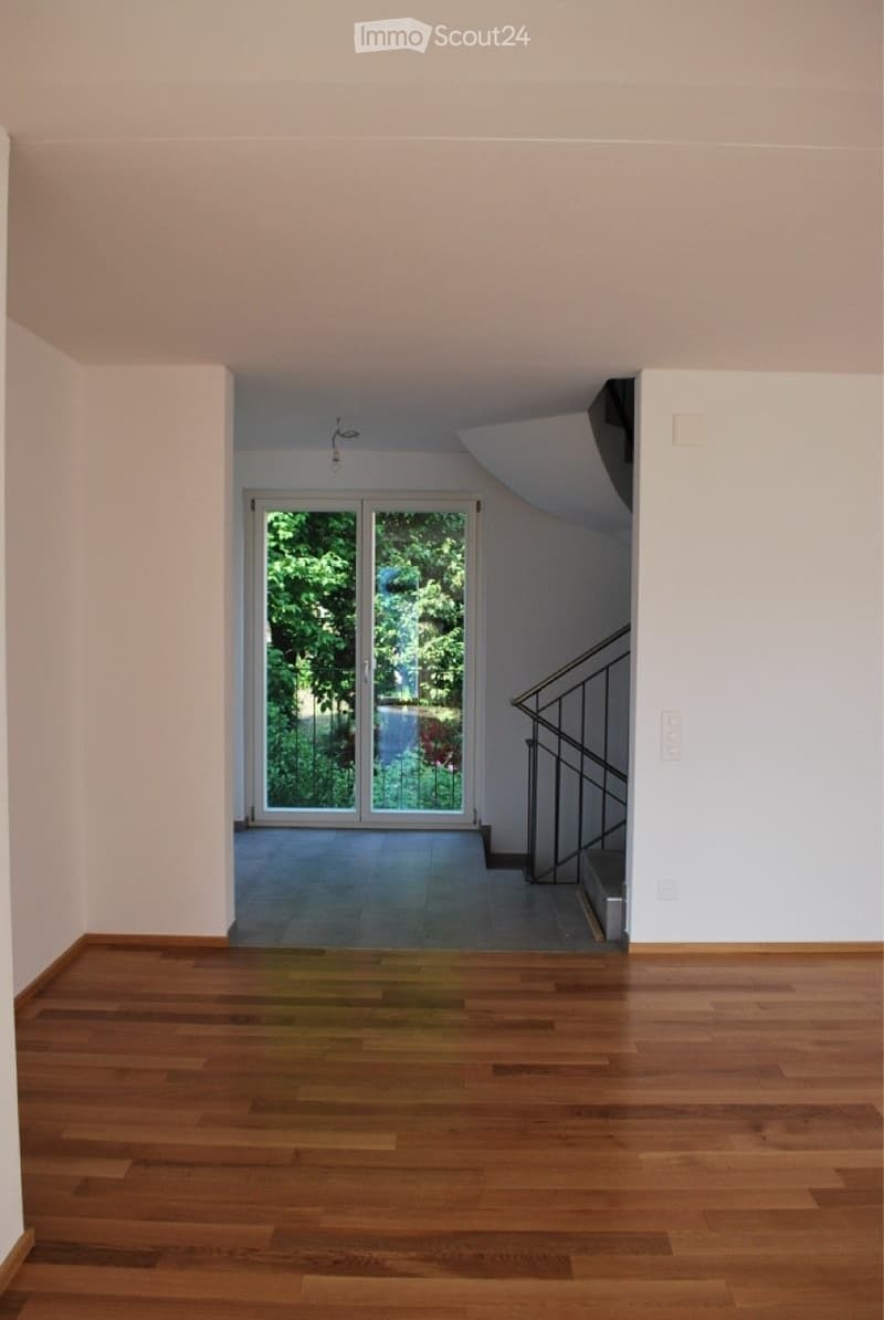 empty room, sliding glass door, wooden floor, white walls, white ceiling
