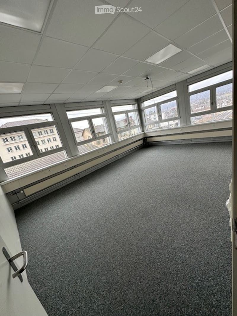 empty room, many windows, carpeted floor, office room