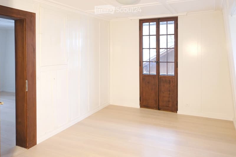 empty room, wooden flooring, white walls, wooden door, glass door