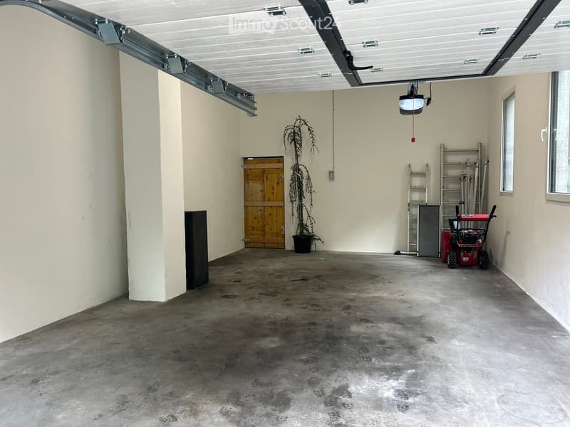 {"visible_features": ["Garage"], "type": "Garage", "objects": [], "description": "Empty garage with concrete floor, white walls, wooden door, potted plant, ladders, and a red lawnmower.", "localized_descriptions": {"EN": "Empty garage with concrete floor,