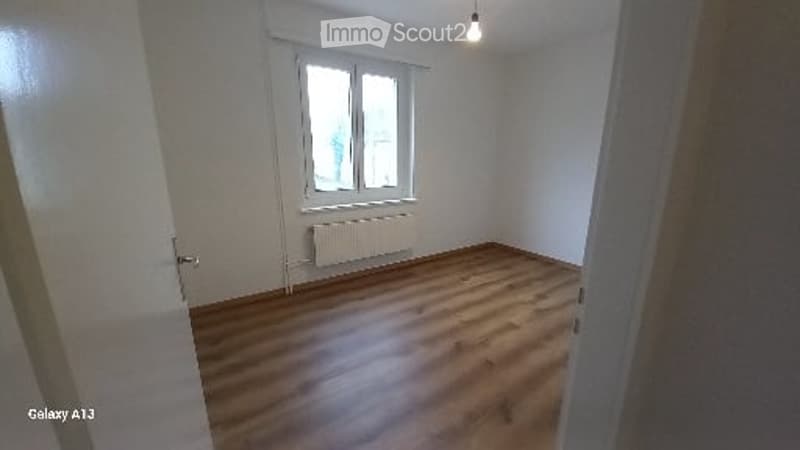 empty room, wooden floor, white walls, window, radiator