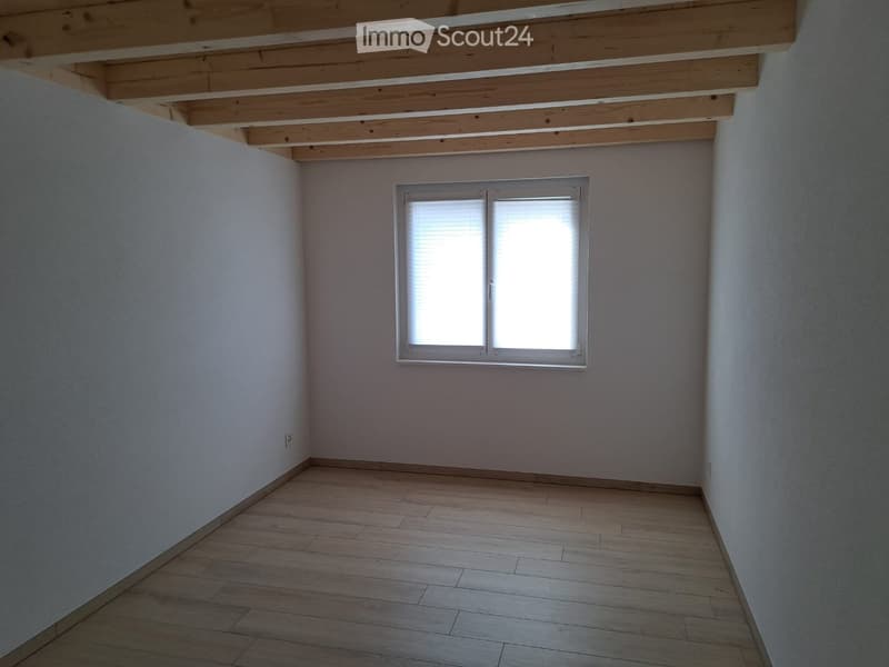 empty room, white walls, wooden ceiling, wooden floor, a window