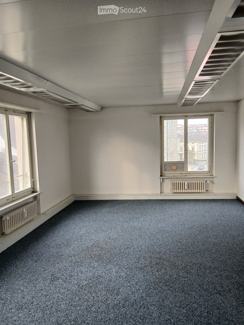 empty room, white walls, windows, central heating, grey carpet