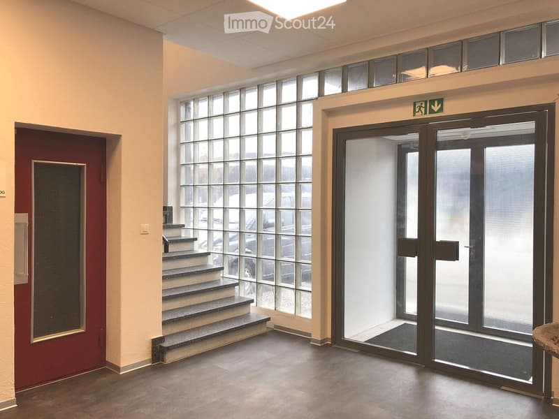 Bild 6 Eingang / Treppenhaus