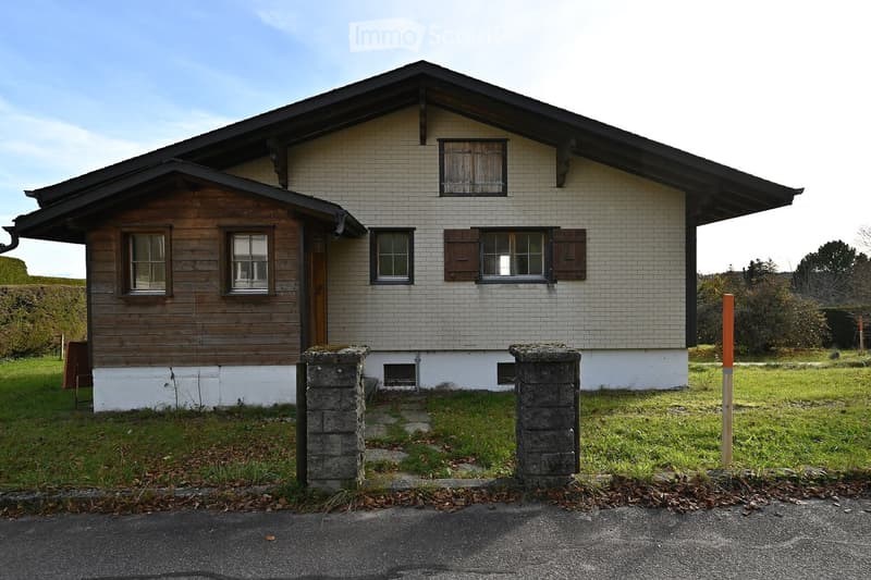 1 story house, brown wooden facade, white brick wall, windows with wooden shutters