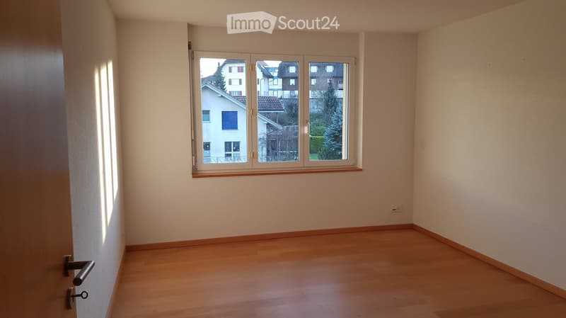 wooden floor, large window with view to the outside