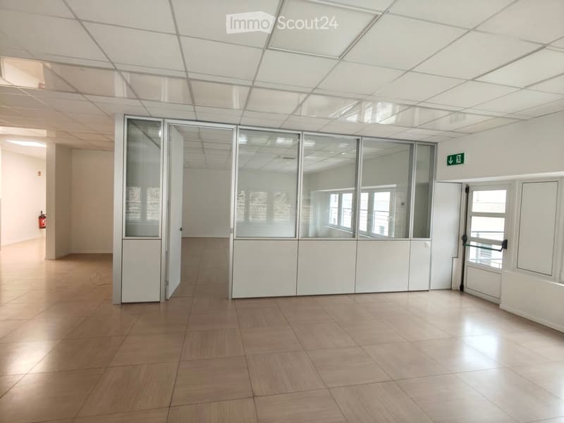 empty room, white walls, glass walls, wooden floor, white ceiling