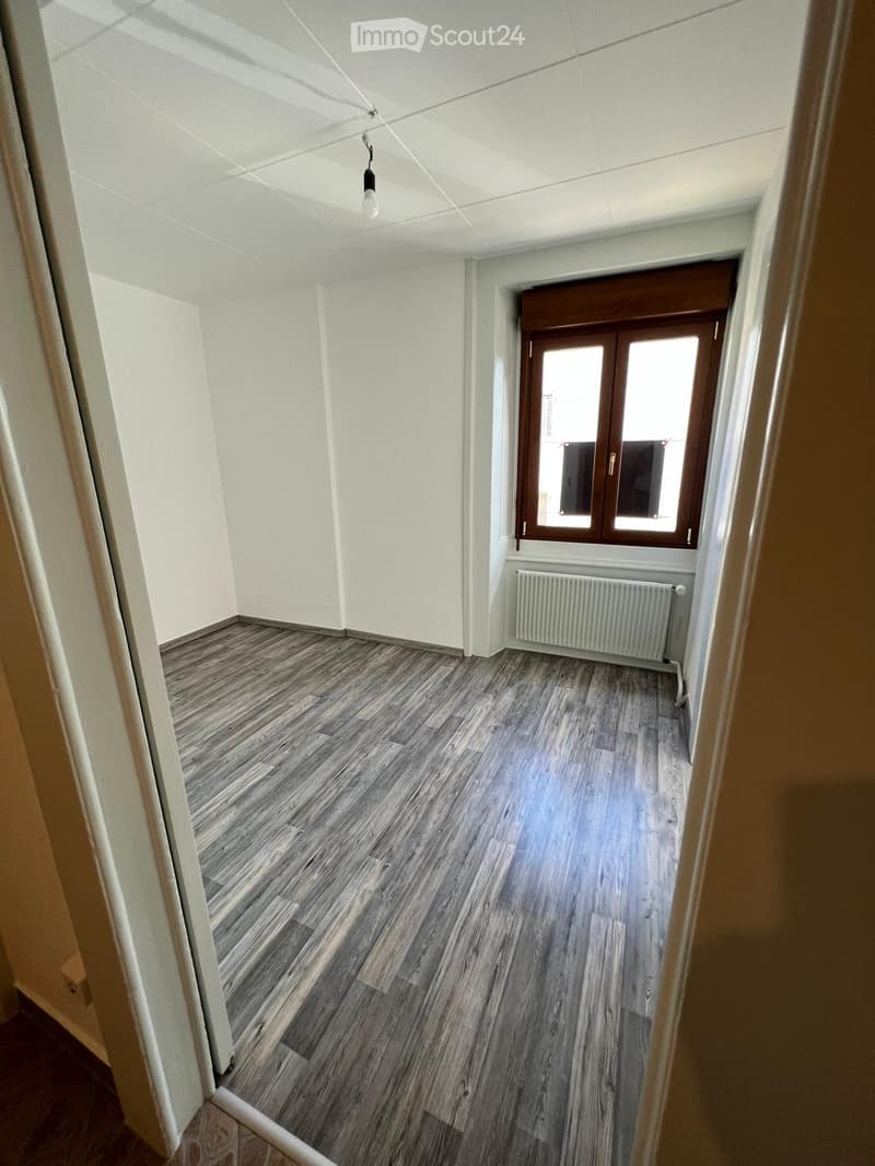 empty room, wooden floor, white walls, window, radiator
