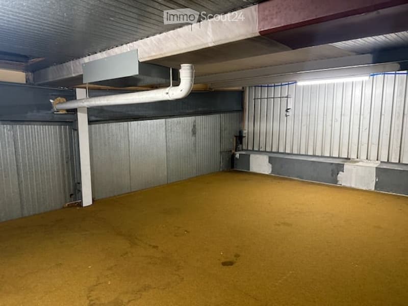 empty room, metal walls, concrete floor, white pipe
