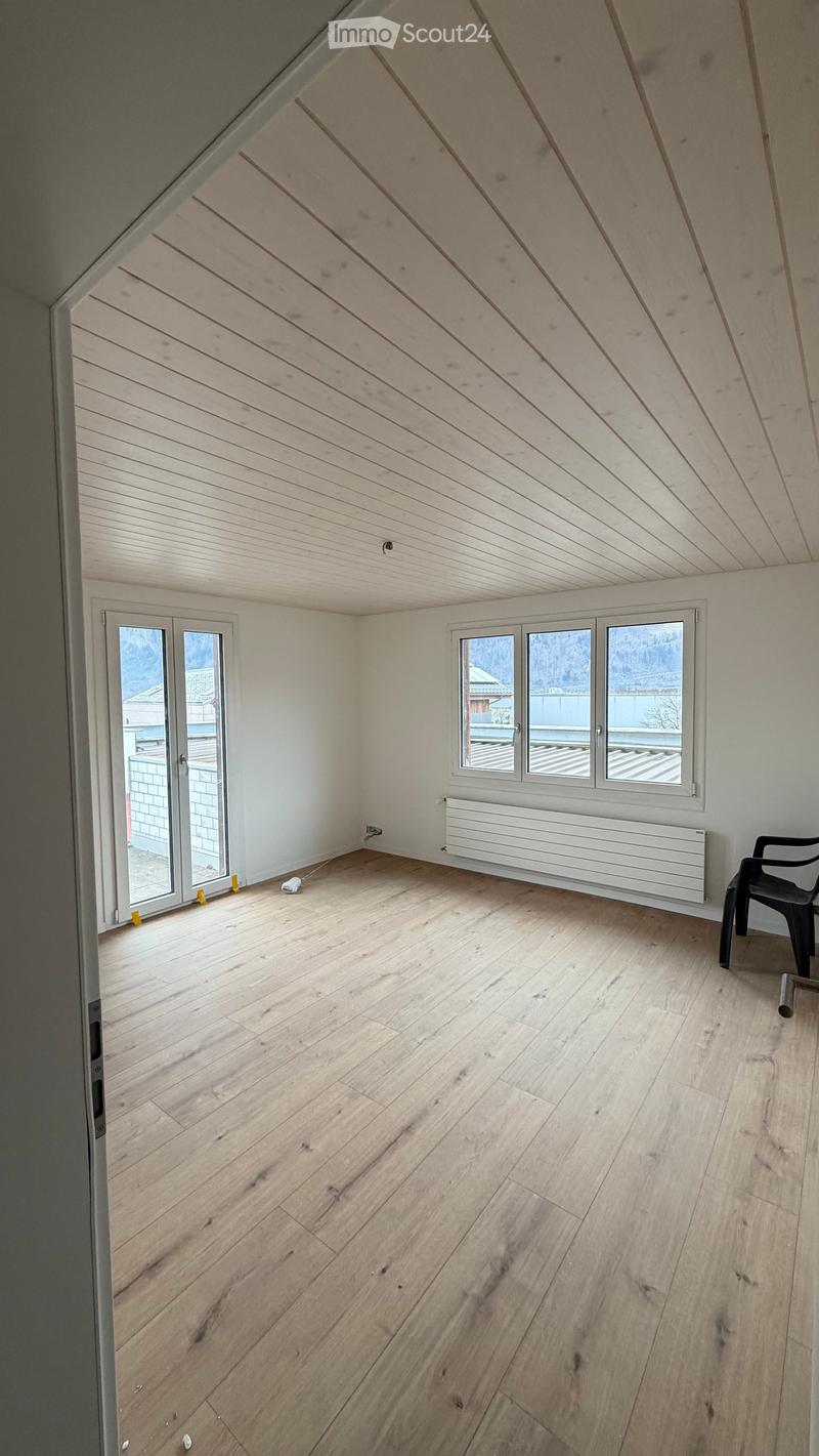 empty room, wooden floor, white walls, large windows, white ceiling, radiator