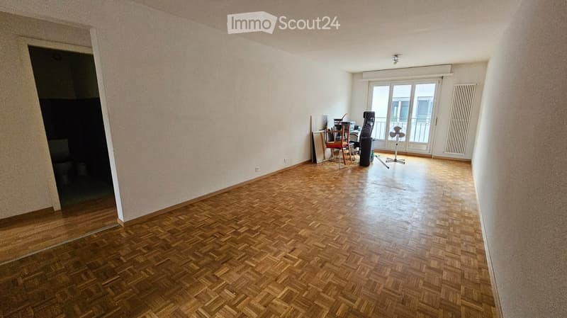 empty room, wooden floor, white walls, glass doors, balcony
