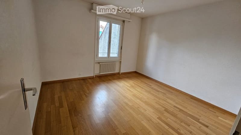 empty room, wooden floor, white walls, window, radiator