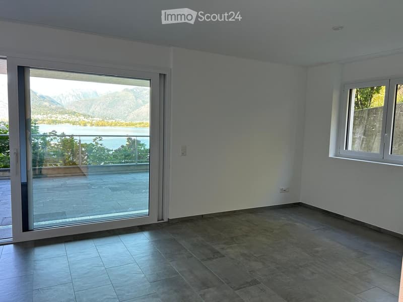 empty room, large sliding glass door, balcony, floor view