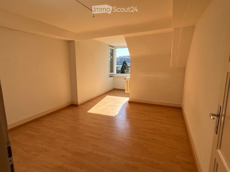 empty room, wooden floor, white walls, window, sunlight