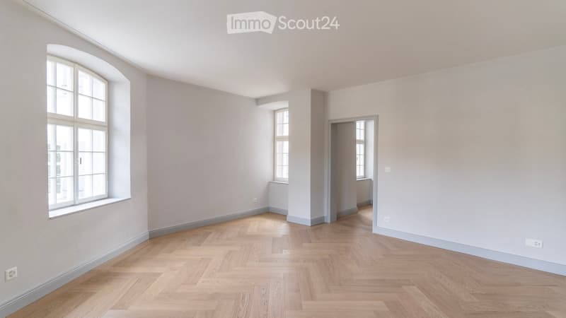 empty room, wooden floor, white walls, windows, power outlets