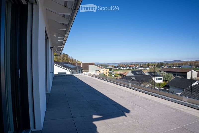 Roof terrace with glass railing, tiled floor, view of the surrounding area