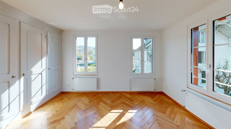 empty room, wooden parquet floor, white walls, three windows, white radiators