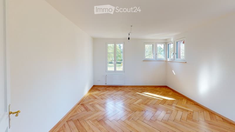 empty room, wooden parquet floor, white walls, three windows, radiator