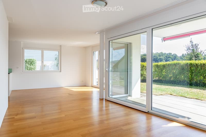 Wohn-Essbereich mit Ausgang auf Terrasse und Rasenplatz