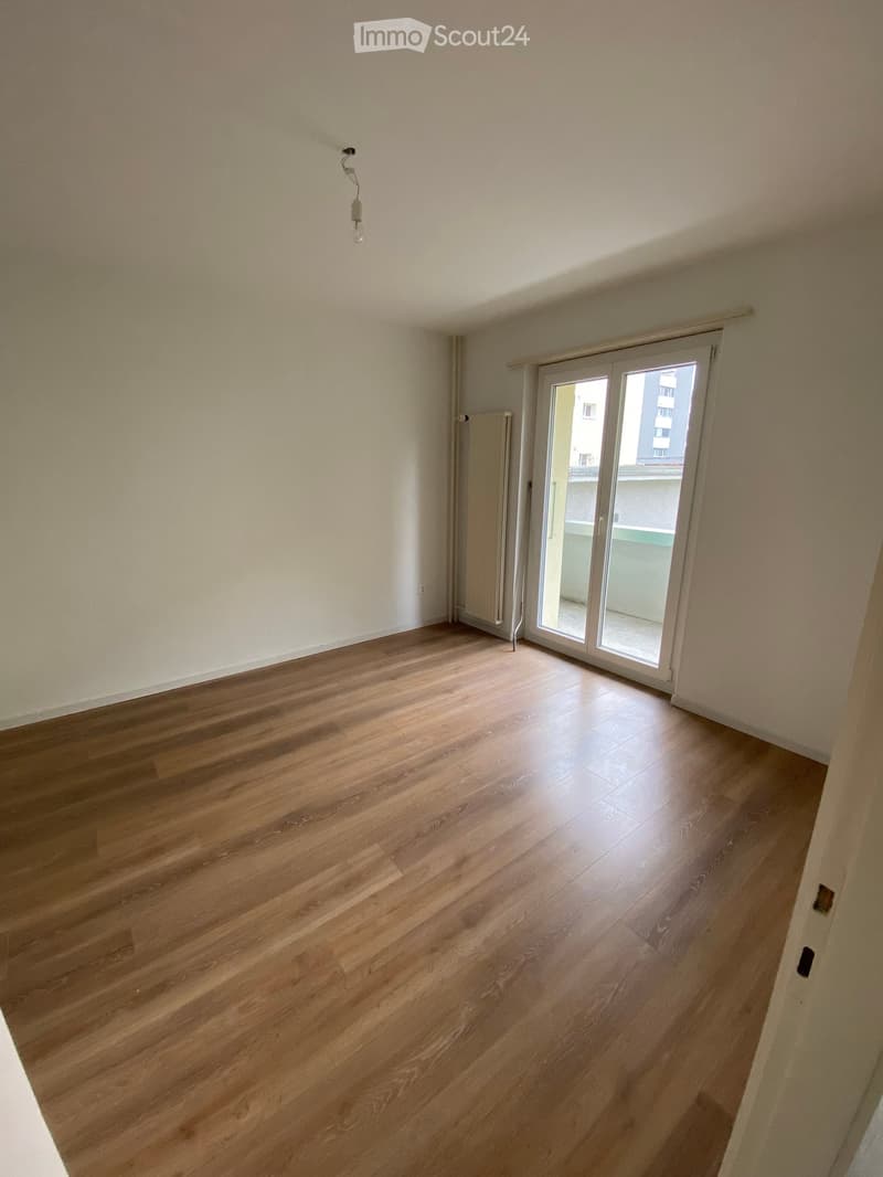 empty room, wooden floor, sliding glass door, balcony, white walls, white ceiling