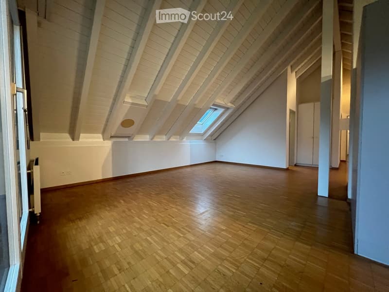 empty room, wooden floor, white walls, wooden beams, skylight
