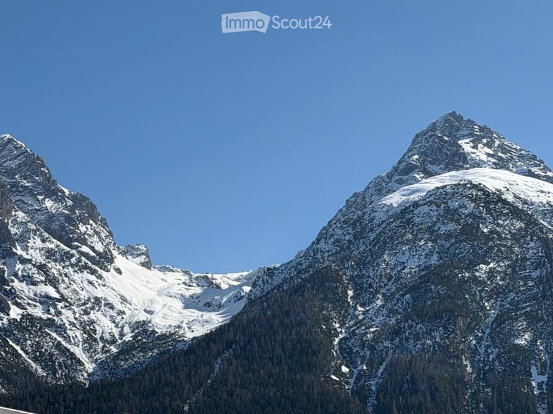 Exklusive 4.5-Zimmer-Maisonette-Wohnung mit Bergpanorama in Scuol (2)