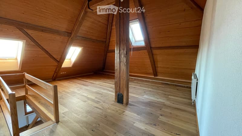wooden beams, hardwood floor, 2 windows, central column