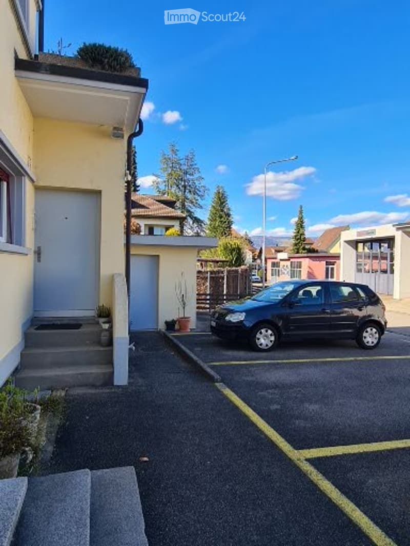 Eingangstüre und Parkplatz