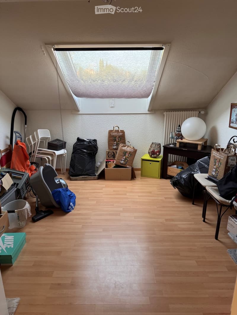 Charmant appartement de 3,5 pièces en mansarde dans un quartier calme de Bösingen (5)