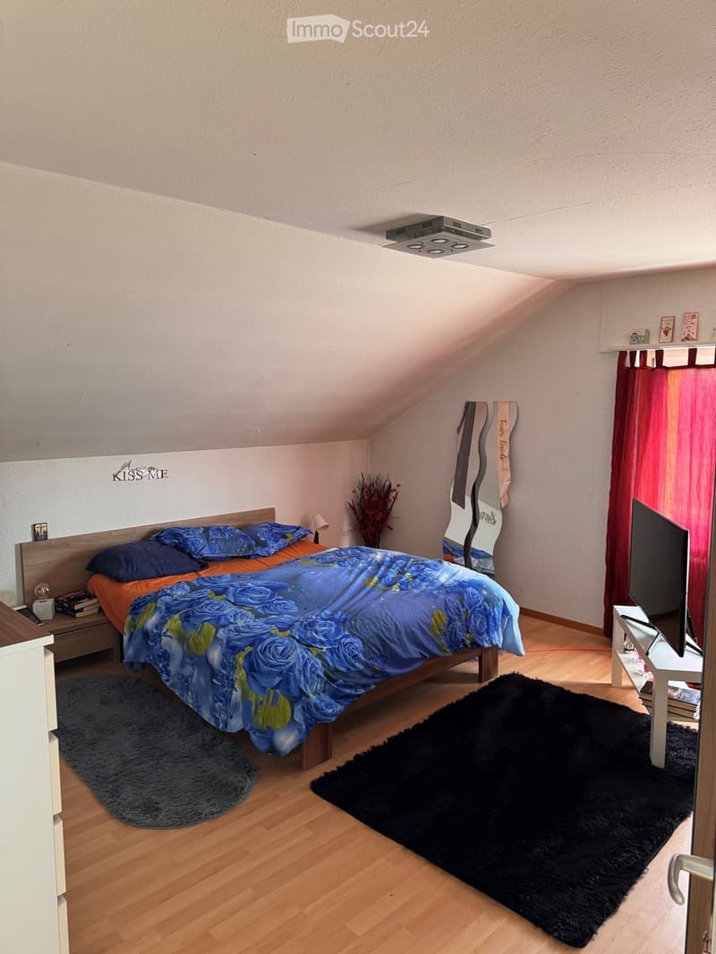 Charmant appartement de 3,5 pièces en mansarde dans un quartier calme de Bösingen (6)