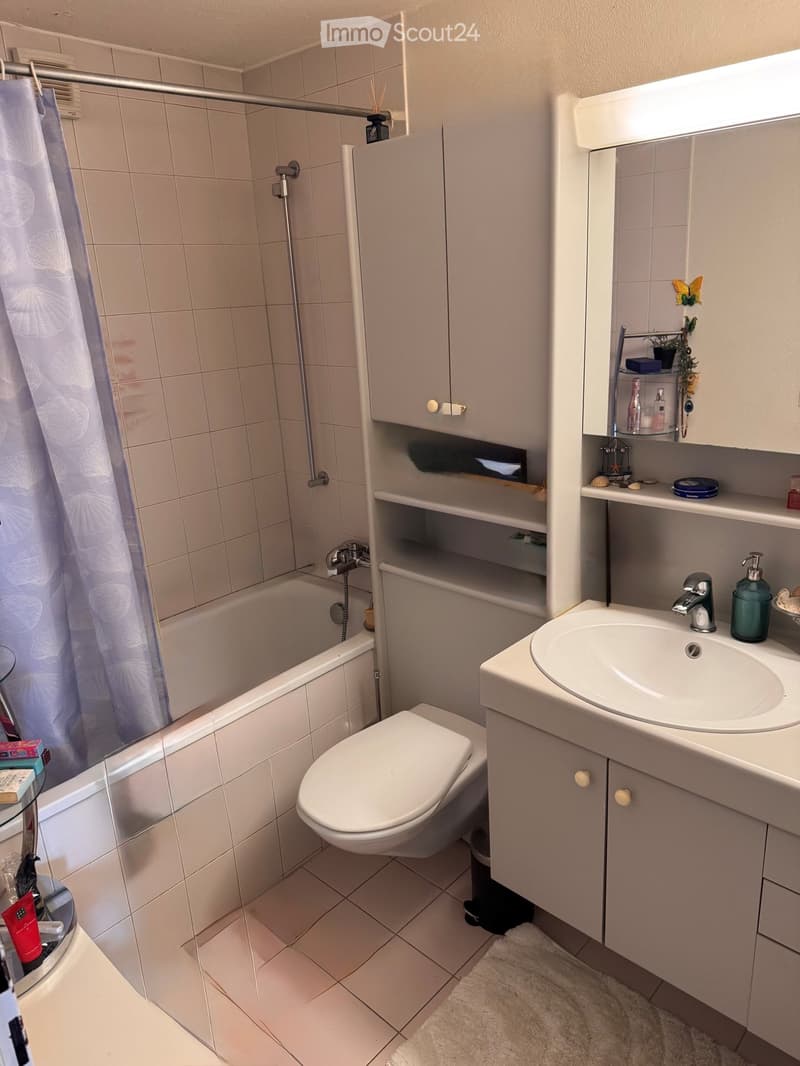 Charmant appartement de 3,5 pièces en mansarde dans un quartier calme de Bösingen (3)