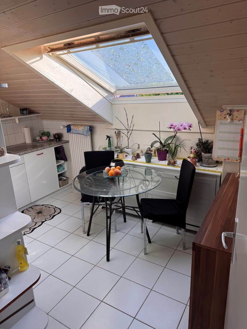 Charmant appartement de 3,5 pièces en mansarde dans un quartier calme de Bösingen (2)