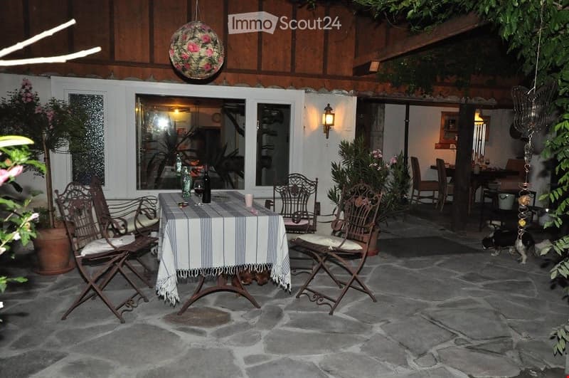 Central, cozy building with Stöckli and large garden. (4)
