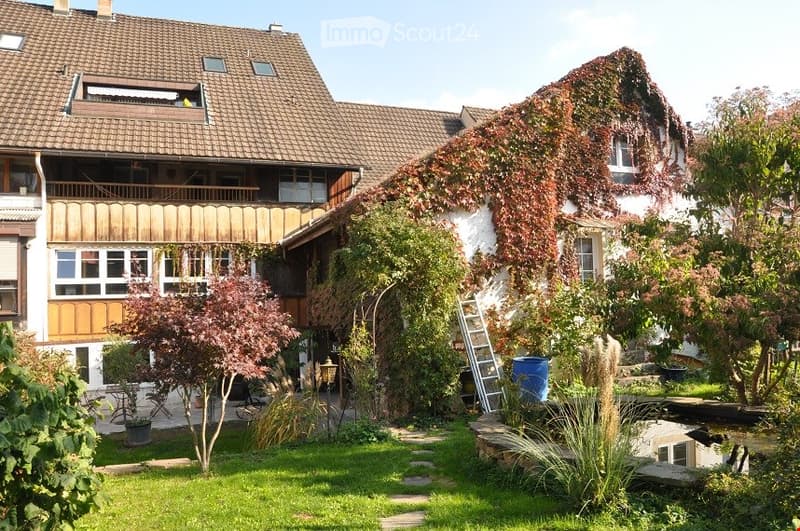 Central, cozy building with Stöckli and large garden. (5)