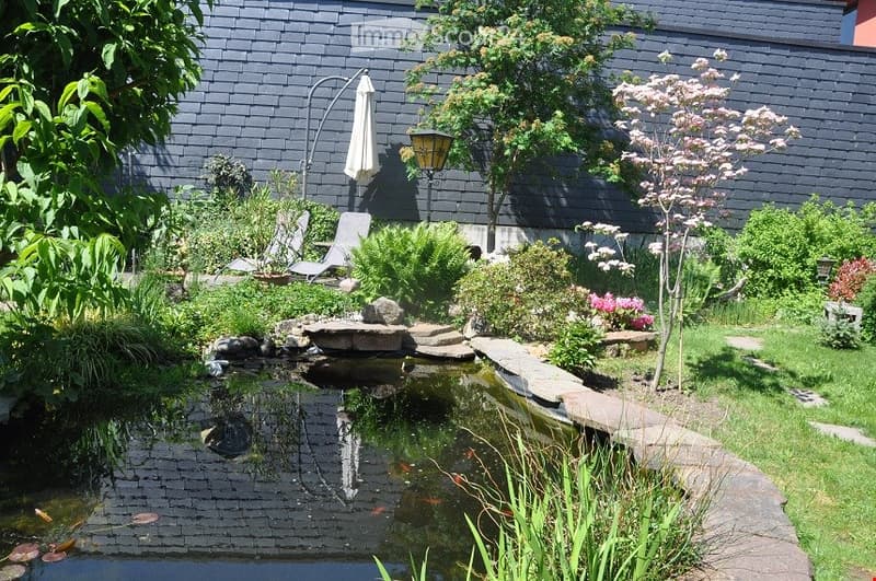 Central, cozy building with Stöckli and large garden. (2)