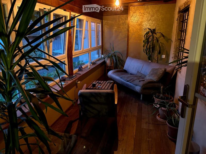 Central, cozy building with Stöckli and large garden. (11)