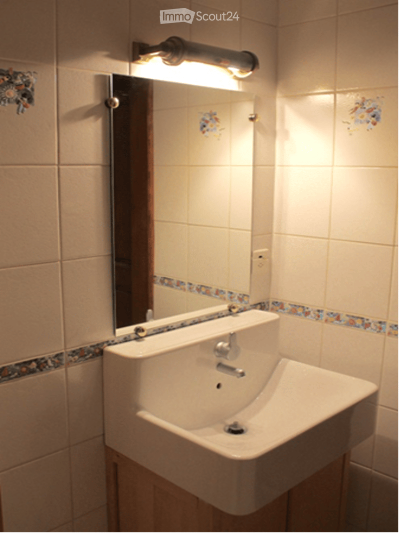 Charming Historic 6-Room Apartment in the Heart of Rolle (15)