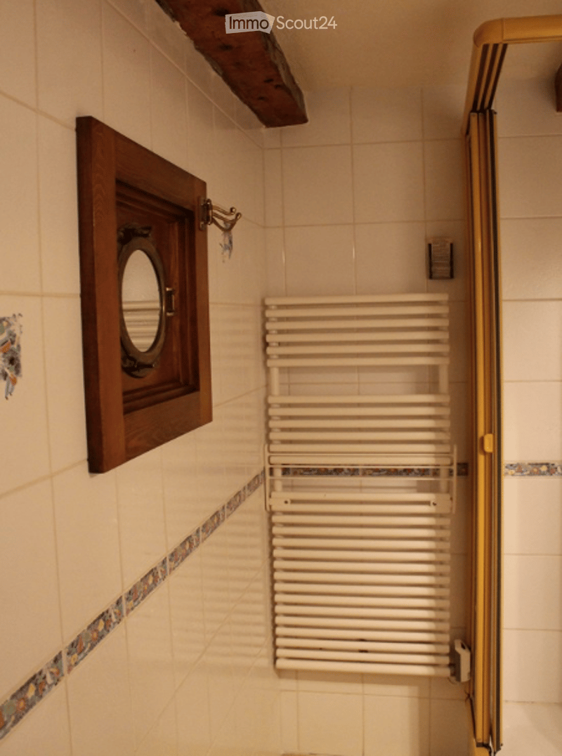 Charming Historic 6-Room Apartment in the Heart of Rolle (14)
