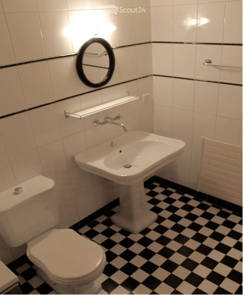 Charming Historic 6-Room Apartment in the Heart of Rolle (13)