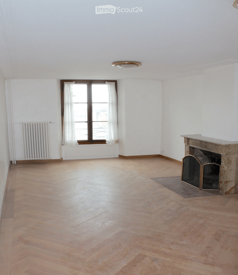 Charming Historic 6-Room Apartment in the Heart of Rolle (2)